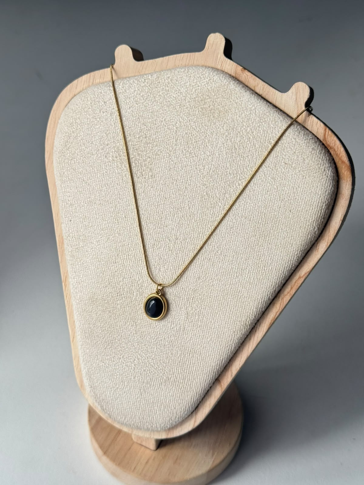 Classic Oval Cat-Eye Necklace in black, real photo