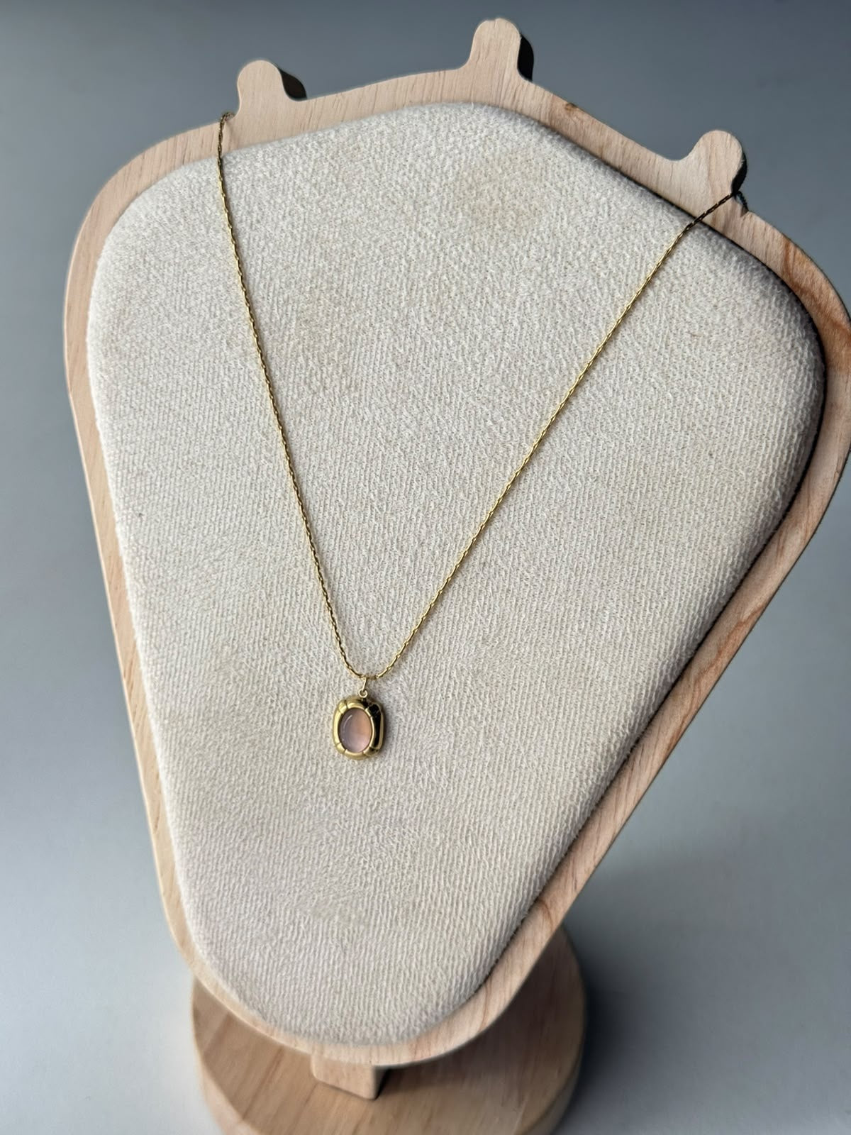 Cushion Frame Cat-Eye Necklace in pink, real photo