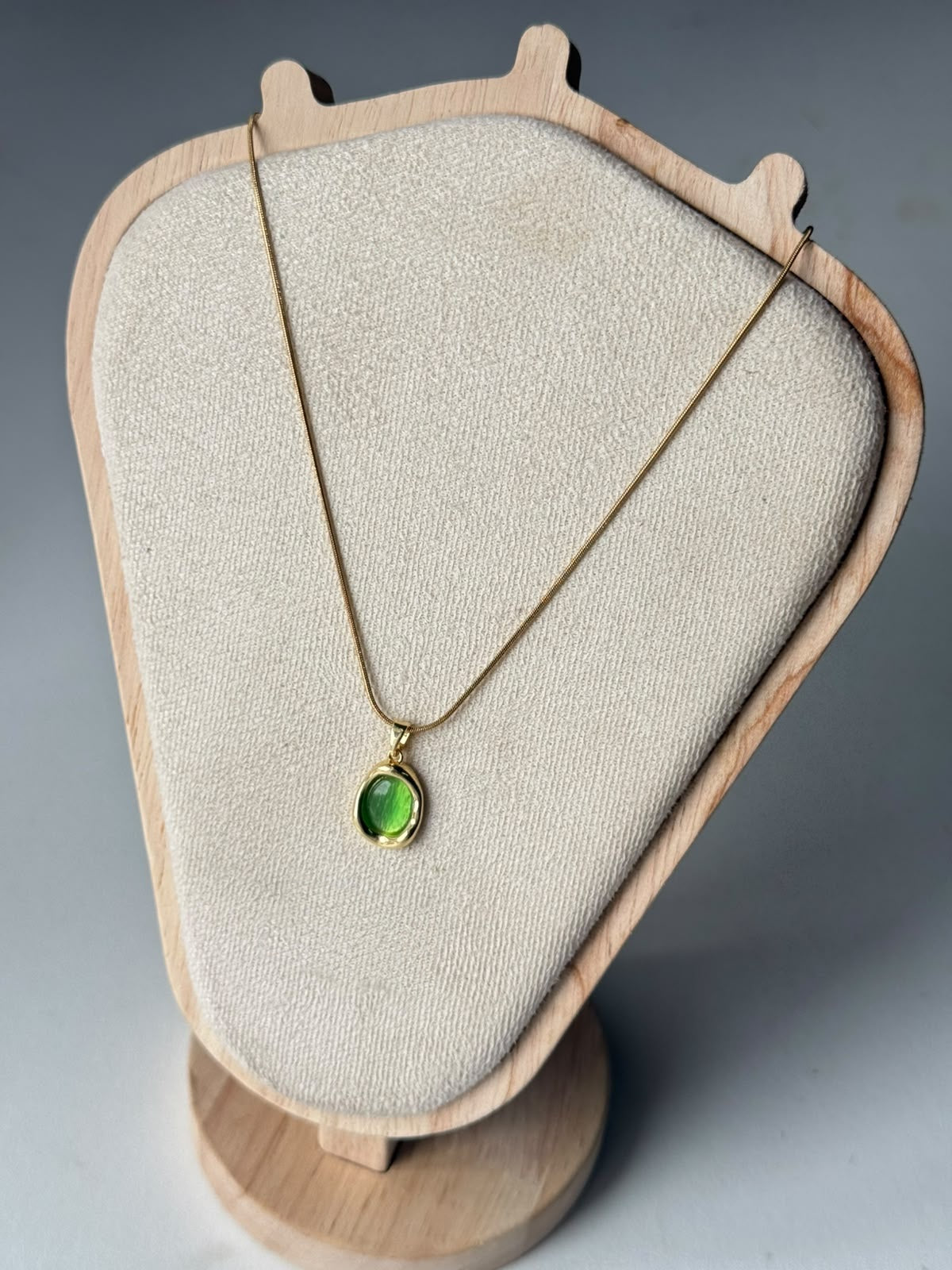 Molten Frame Cat-Eye Necklace in green, real photo