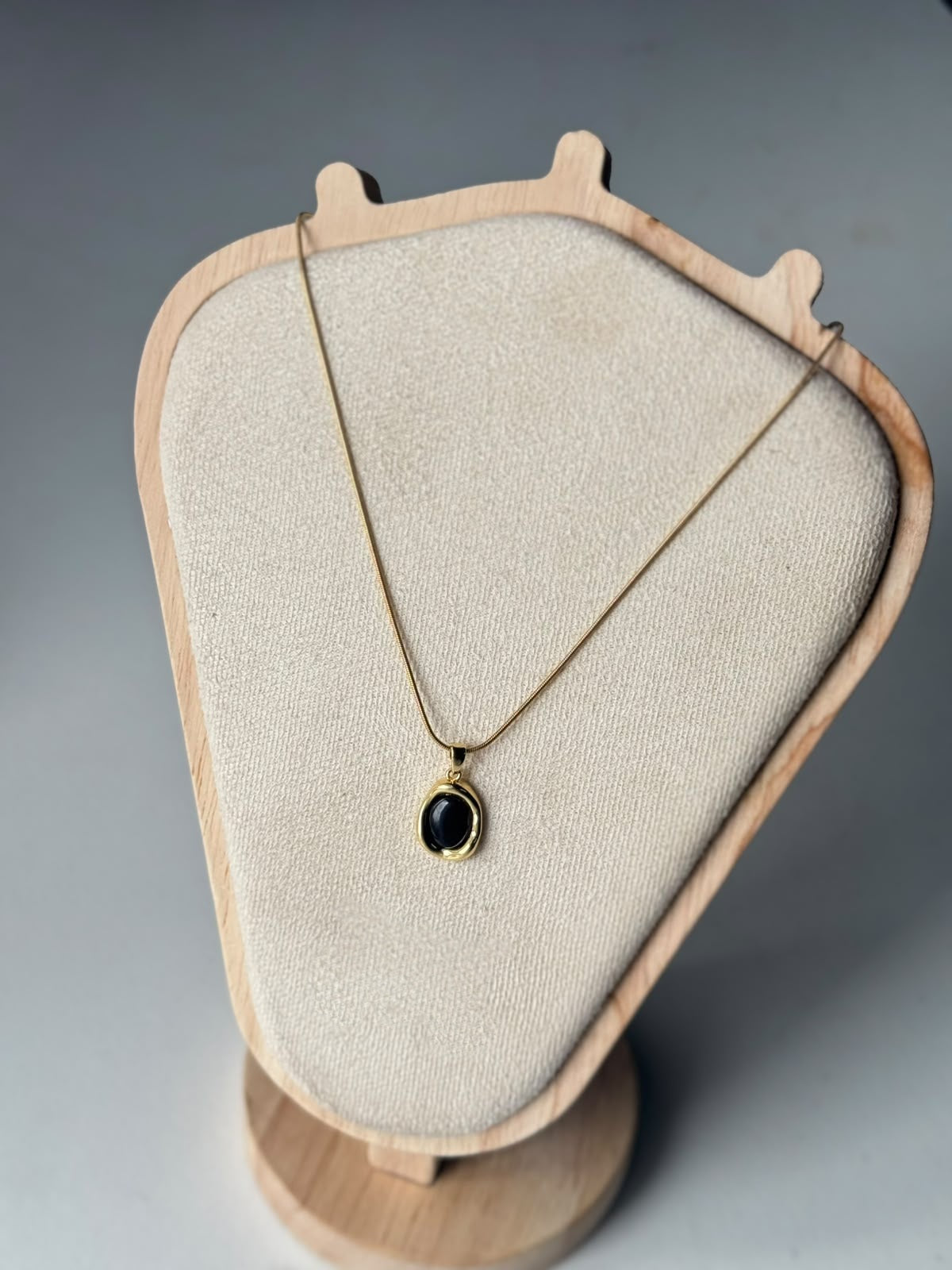 Molten Frame Cat-Eye Necklace in black, real photo