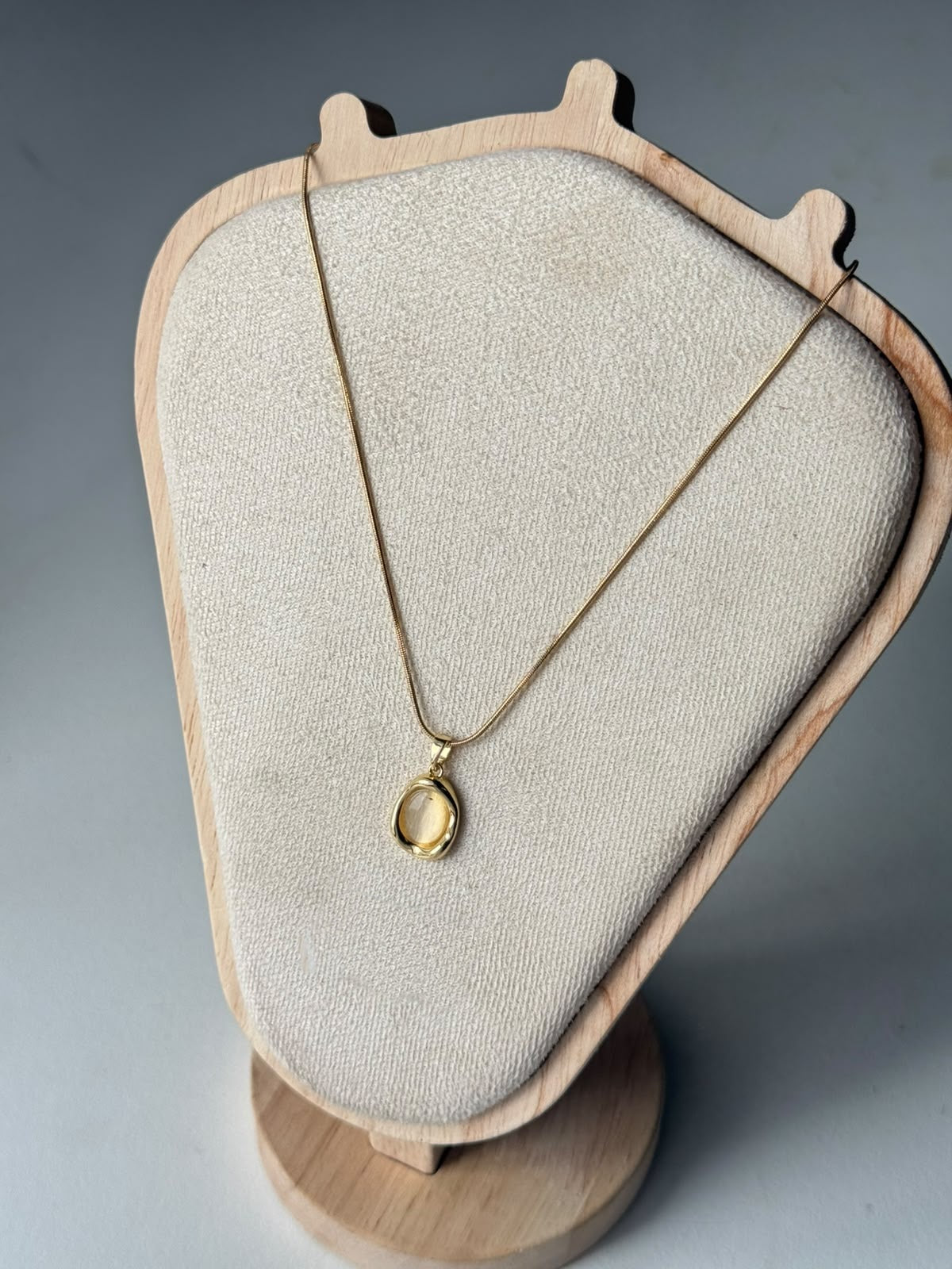 Molten Frame Cat-Eye Necklace in champagne, real photo