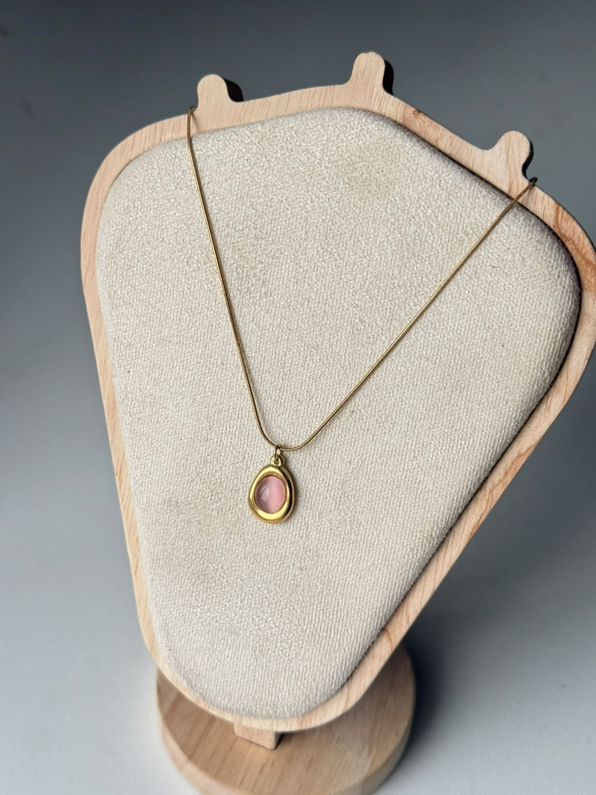 Pebble Frame Cat-Eye Necklace in pink, real photo