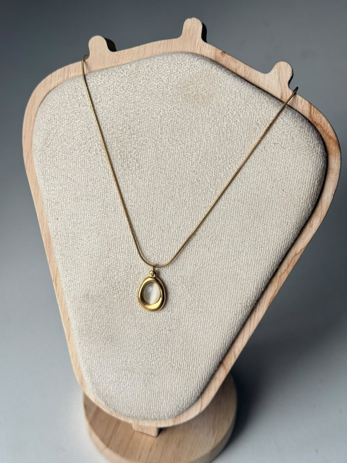 Pebble Frame Cat-Eye Necklace in white, real photo